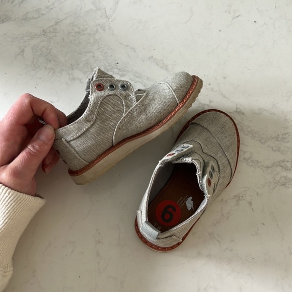 Toms - Picture 2 of 3